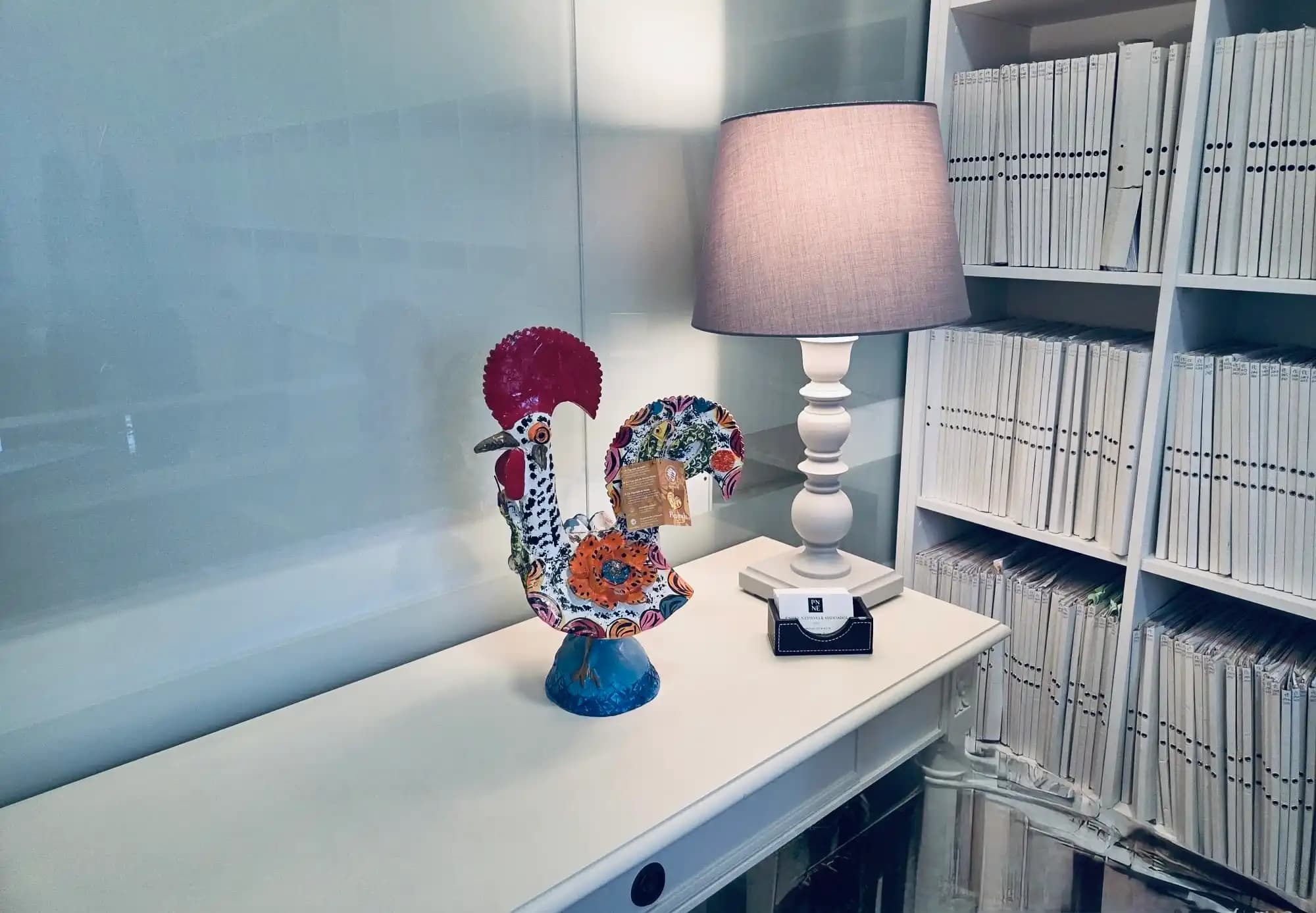 Galo de Barcelos junto à sede da sociedade em Barcelos.